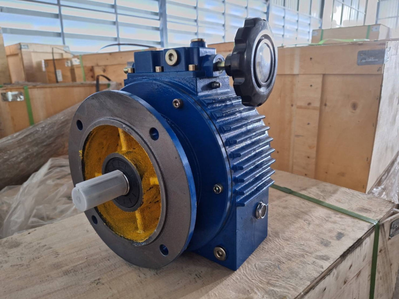 124334.jpg - มอเตอร์เกียร์ปรับรอบ SPEED VARIATOR GEAR MOTOR MODEL : NVL / NVF | https://sandberggear.com